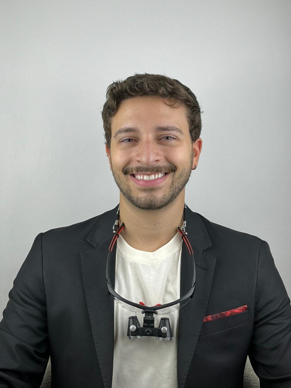 Dr. Vinicius Baraldi em atendimento odontológico estético